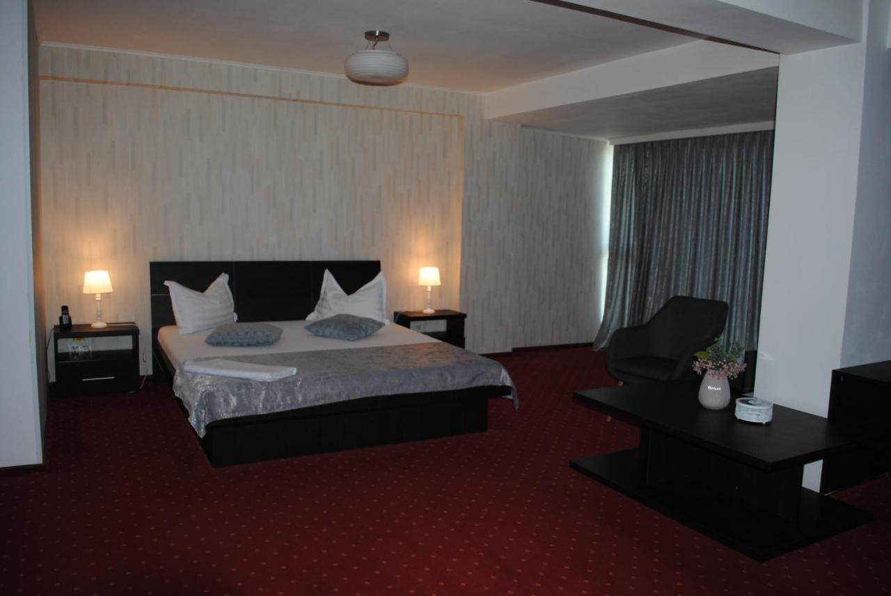 Hotel Corona Drobeta Turnu Severin Exterior photo